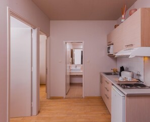 Appartement Standard, vue mer | Coin cuisine privé | Mini réfrigérateur, cafetiÚre/bouilloire, bouilloire électrique