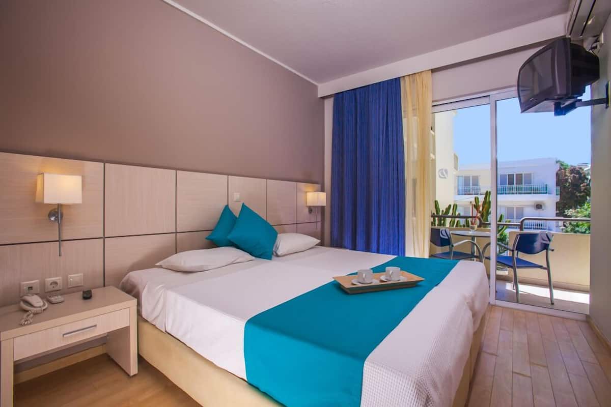 2 kamar tidur, brankas, dan ruang kerja ramah laptop