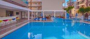 Piscine extérieure, parasols de plage, chaises longues