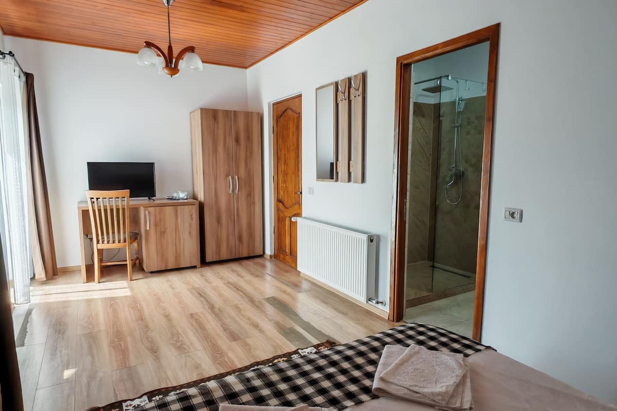Bureau, chambres insonorisées, Wi-Fi gratuit, décoration personnalisée