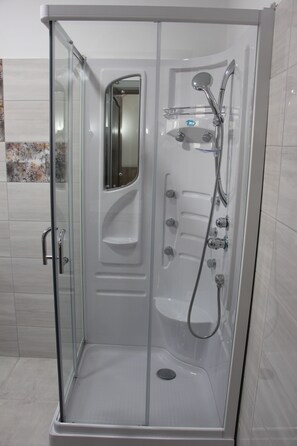 Family Triple Room, Valley View | Bilik Mandi | Pancuran mandi, kelengkapan dandanan diri percuma, pengering rambut 