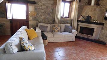 Een televisie, tafelvoetbal en boeken