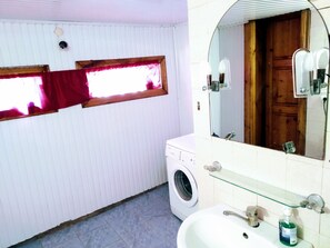 Combined shower/bathtub, hair dryer, towels, soap