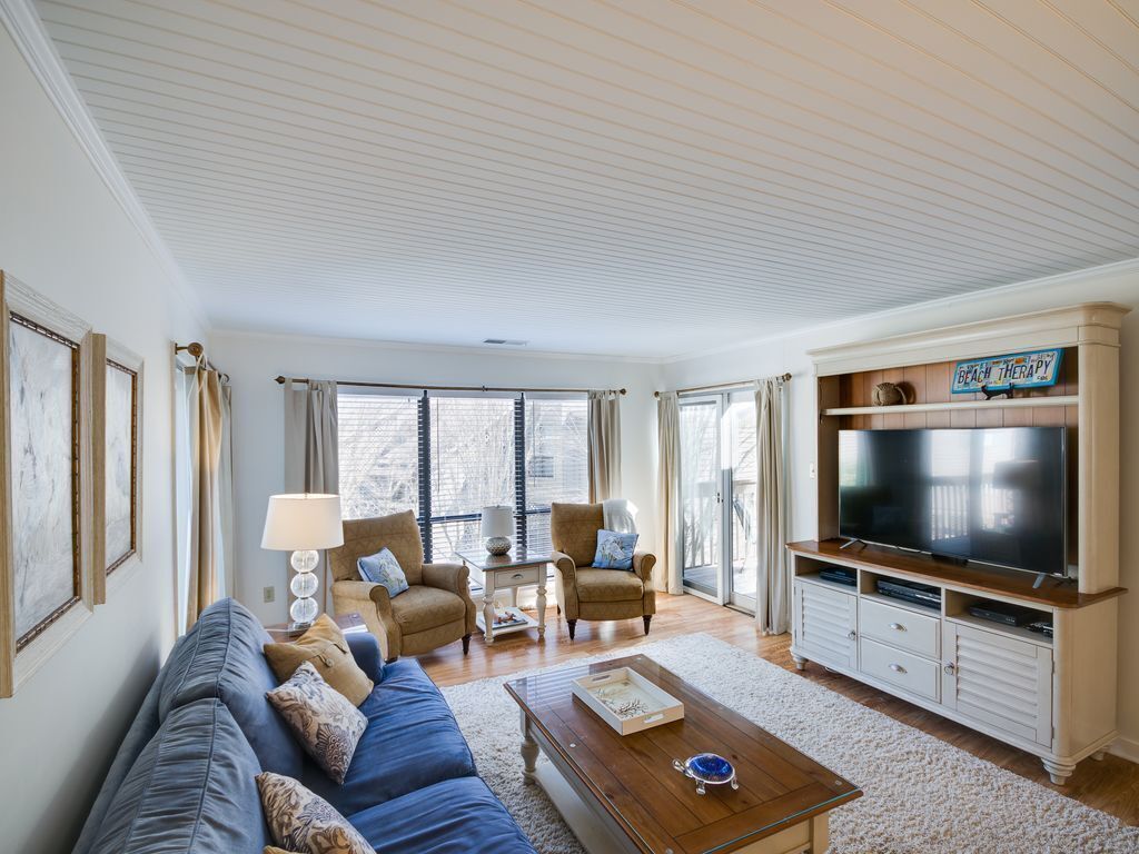 Charming and Bright Updated Villa,  2 minutes to the beach w/pool view Top Floor