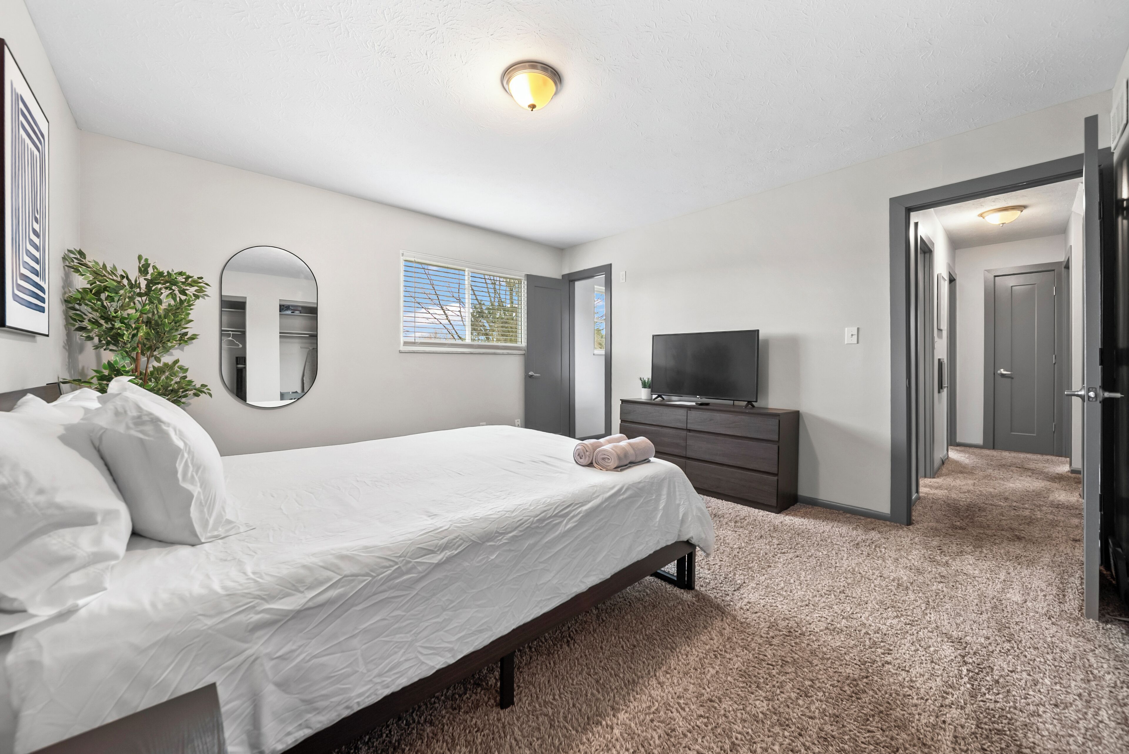 5 bedrooms, iron/ironing board, WiFi, bed sheets