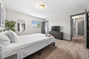 5 bedrooms, iron/ironing board, WiFi, bed sheets - Huge New 4BR/2.5BA home w/ big back yard and deck (Columbus)