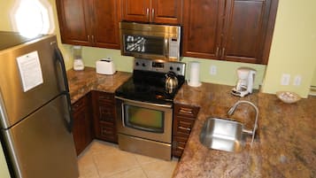 Een koelkast, een magnetron, een oven, een kookplaat