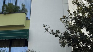 Edificio de hotel con un letrero que dice 'LORD HOTEL' y un emblema de corona.