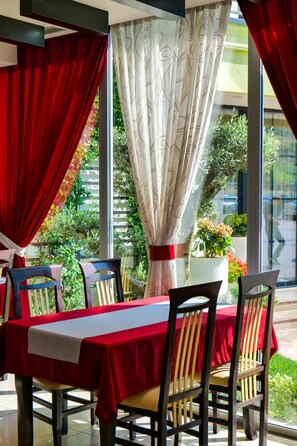 Restaurant - Lord Hotel & Restaurant at AutoStation (Preze)