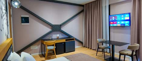 Apartment, Balcony | Premium bedding, memory foam beds, in-room safe, desk