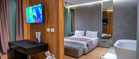 Deluxe King Suite | Seprai premium, busa memori, brankas, dan meja kerja