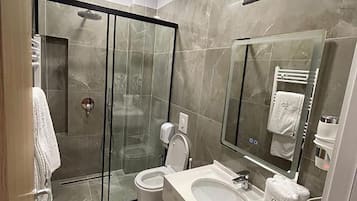 Gratis toiletartikelen, een haardroger, pantoffels, handdoeken