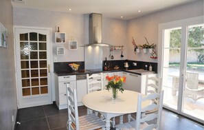 Réfrigérateur, micro-ondes, plaque de cuisson, lave-vaisselle