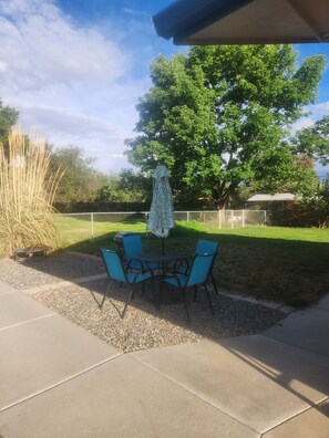 Outdoor dining - Visit Tres Chivos Farmhouse
warm and cozy, Kids and pet friendly too! (Grand Junction)