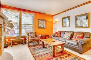 Televisie, een open haard en een dvd-speler