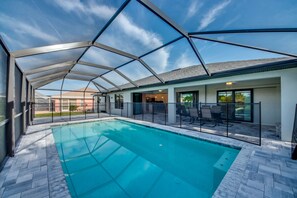 Una piscina al aire libre, una piscina climatizada