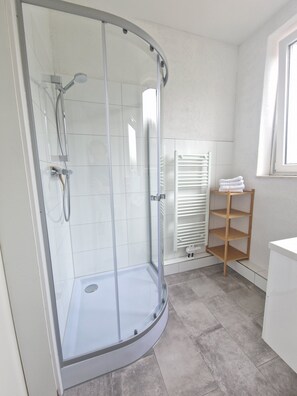 シャワー、石鹸、トイレットペーパー
