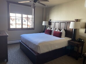 1 slaapkamer, een kluis op de kamer, een bureau