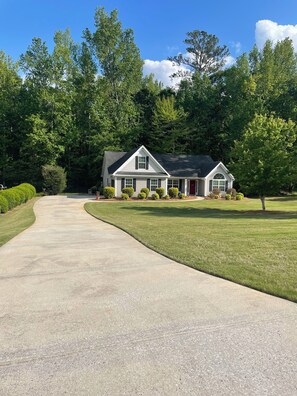 Exterior - Cozy East Athens Ranch -close to downtown & UGA (Athens)