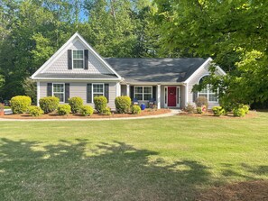 Exterior - Cozy East Athens Ranch -close to downtown & UGA (Athens)