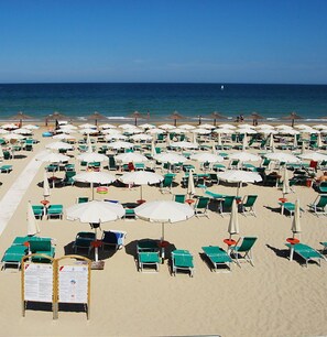 Private beach nearby, sun loungers, beach umbrellas - Hotel Clara (Tortoreto)
