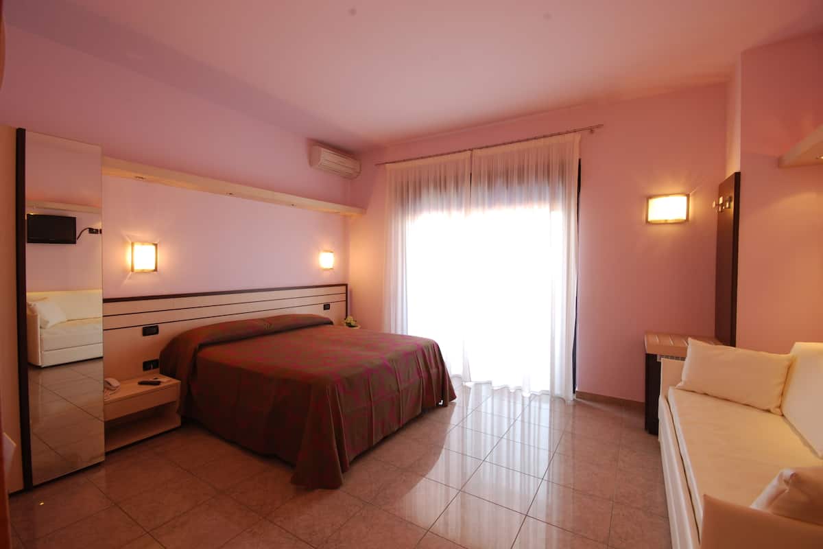 Minibar, in-room safe, desk, cribs/infant beds