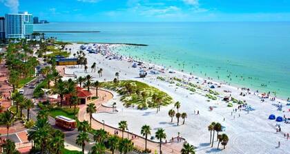 Resort Oasis Condo, Ground Floor, 5-Min to Beach, Heated Pool, Free Parking, Gym