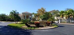 Zona residencial con un letrero que dice 'The Avalon' y una fuente en el centro.