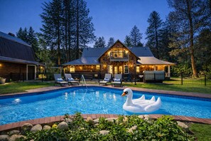 Outdoor pool - Family Cabin-Seasonal Pool, Hot Tub, WI-FI, Grill (Leavenworth)