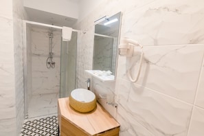 Superior Room | Bathroom | Shower, rainfall showerhead, hair dryer, towels