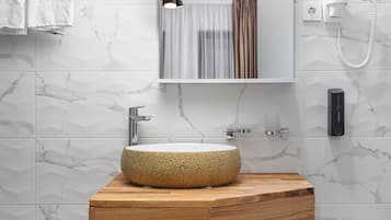 Suite estudio junior | Baño | Ducha, cabezal de ducha tipo lluvia, secador de pelo y toallas