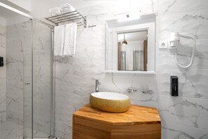 Junior Studio Suite | Bathroom | Shower, rainfall showerhead, hair dryer, slippers - Labirint Hotel (Bucharest)