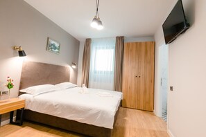 Minibar, brankas, meja kerja, dan ruang kerja ramah laptop