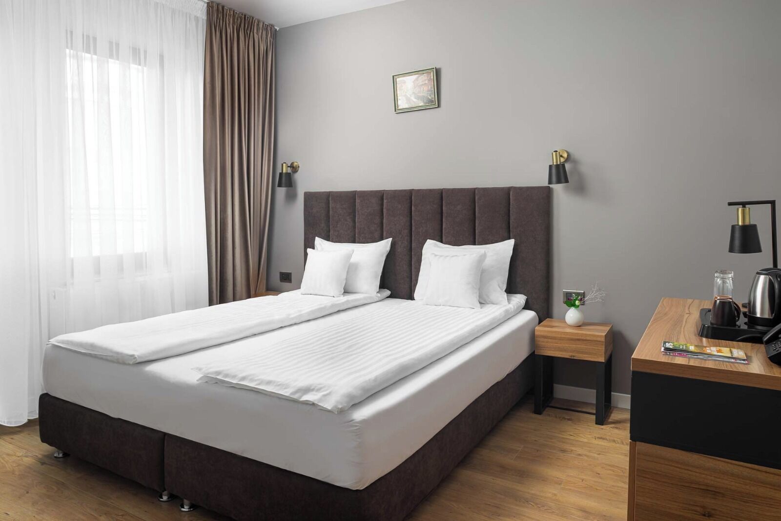 ميني بار وخزنة داخل الغرفة ومكتب ومساحة عمل للكمبيوتر المحمول