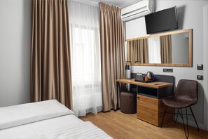 Minibar, in-room safe, desk, laptop workspace - Labirint Hotel (Bucharest)