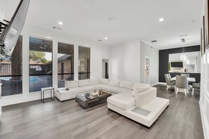 Televisión, chimenea, tenis de mesa y oficina 