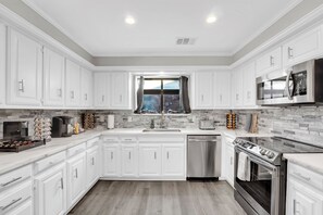 Refrigerador, microondas, horno y lavavajillas 