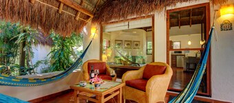 Romantic Bungalow King Size. 2 Pers.Wifi. Near Beach & 5th Ave.Downtown.Parking