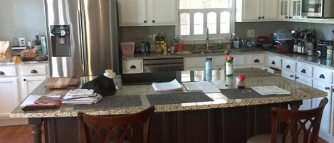 Réfrigérateur, plaque de cuisson, lave-vaisselle, cafetière/bouilloire