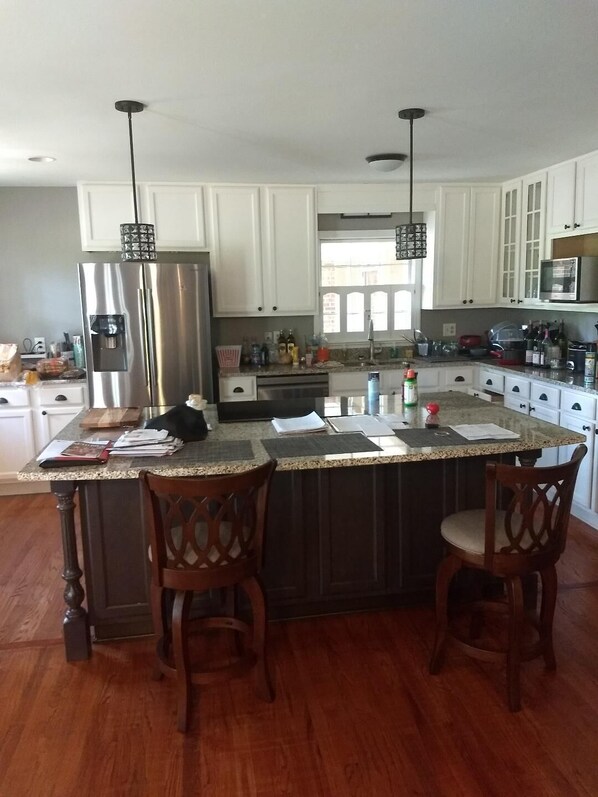Fridge, stovetop, dishwasher, coffee/tea maker - Your Perfect family Vacation (Griffin)