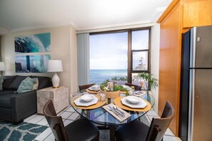 Dining - Maui Kai 08 OceanFront 1BR w AC Pool, Corner Unit, Stunning Views (Lahaina)