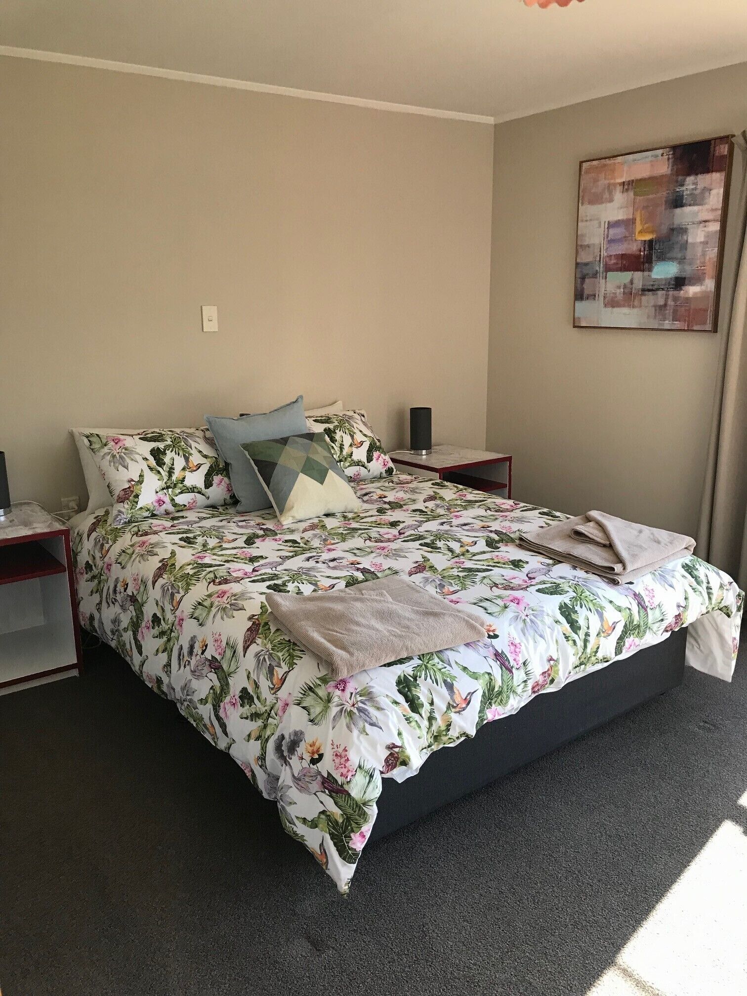 2 habitaciones, tabla de planchar con plancha, cuna de viaje y wifi 