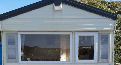 Hermosa casa móvil cerca de la playa y el mar.