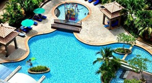 室內游泳池和室外游泳池