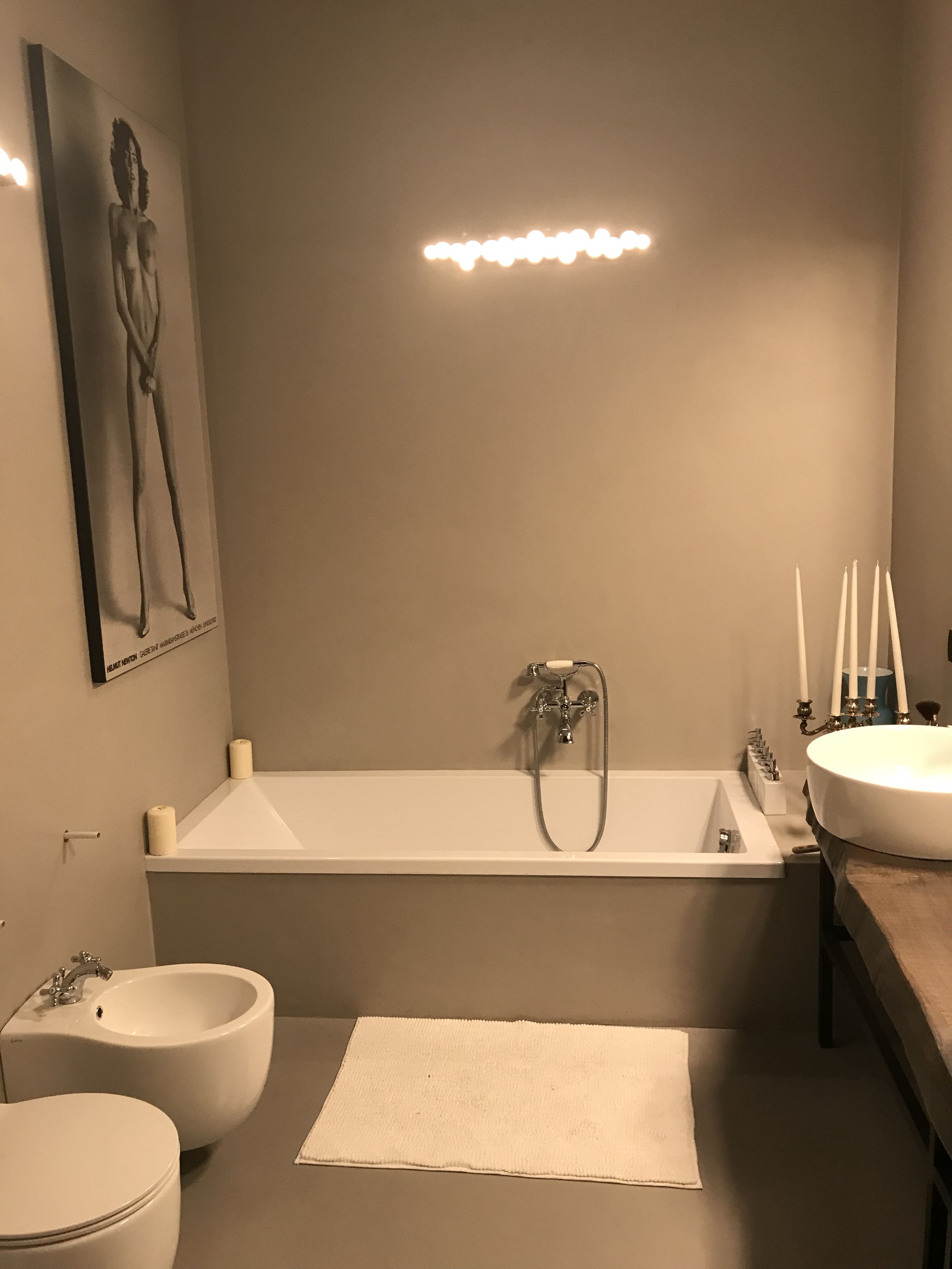 Une salle de bain moderne équipée d’une baignoire, d’un lavabo et d’un bidet.