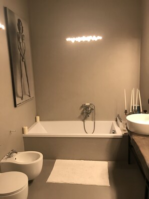 Superior tweepersoonskamer, uitzicht op tuin | Badkamer | Gratis toiletartikelen, een haardroger, een bidet, handdoeken