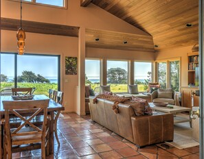 Smart TV, caminetto, lettore DVD, tavolo da ping pong