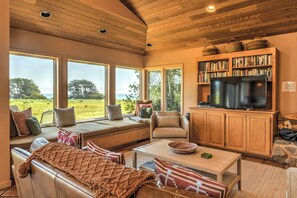 Smart TV, fireplace, DVD player, table tennis - Set on a lovely meadow 200 yards from the beach (Sea Ranch)