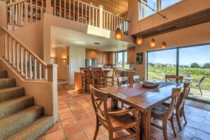 Dining - Set on a lovely meadow 200 yards from the beach (Sea Ranch)