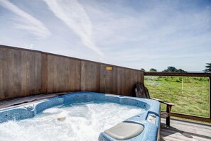 Outdoor spa tub - Set on a lovely meadow 200 yards from the beach (Sea Ranch)